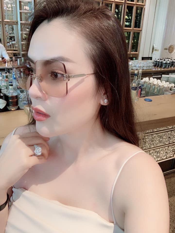 Phương Lê là một trong những người đẹp chịu chơi nhất nhì showbiz. Cô sở hữu nhiều trang sức, túi xách hàng hiệu...