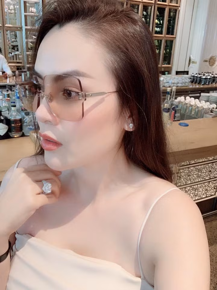Phương Lê là một trong những người đẹp chịu chơi nhất nhì showbiz. Cô sở hữu nhiều trang sức, túi xách hàng hiệu...
