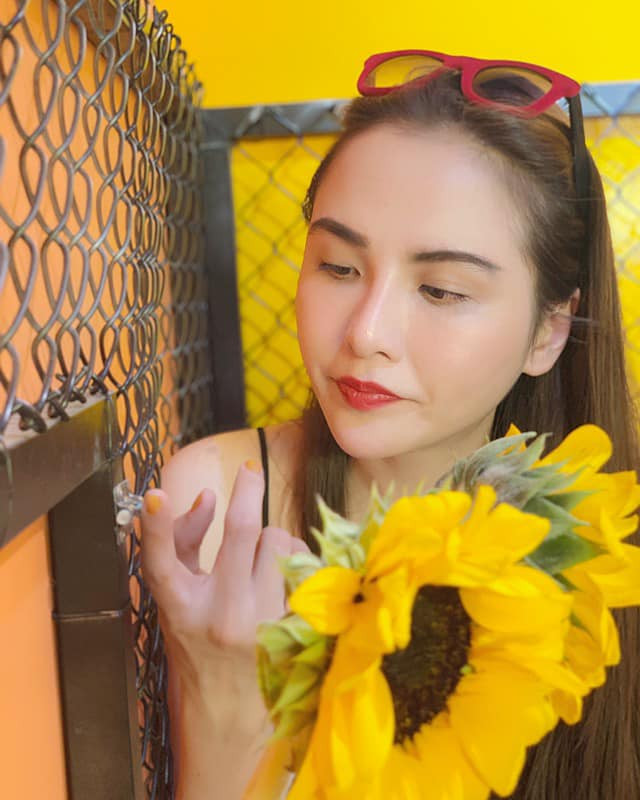 Theo đó, Hoa hậu Thế giới người Việt 2010 cho biết đã 2 năm rồi cô không đăng ảnh ông xã lên mạng xã hội và tin đồn ly hôn cũng không phải là mới. Tuy nhiên cói đó là chuyện riêng tư nên Diễm Hương nghĩ ba của con trai cô không có nhu cầu trở thành người nổi tiếng.