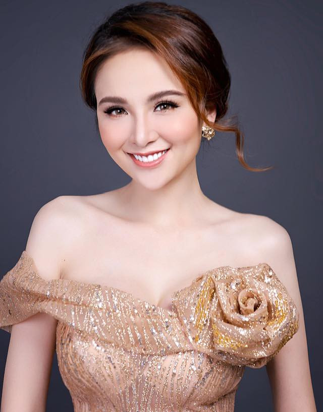 "Vì thế về việc ly hôn hay gia đình hạnh phúc hay không, Diễm Hương không bao giờ trả lời. Cô không muốn trả lời để rồi ngày mai phải lôi nhau lên báo kể lể", người đẹp chia sẻ trên Helino.