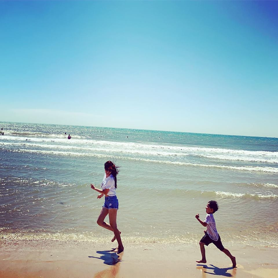 Mặc dù khá bận rộn với công việc kinh doanh nhưng bà mẹ Hoa hậu vẫn cố gắng dành nhiều thời gian chăm sóc và vui chơi với con.