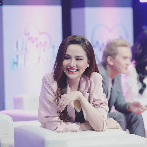 Sau cuộc hôn nhân đầu đổ vỡ trong tai tiếng, người đẹp sinh năm 1990 đang tận hưởng cuộc sống viên mãn bên người chồng thứ hai và con trai.