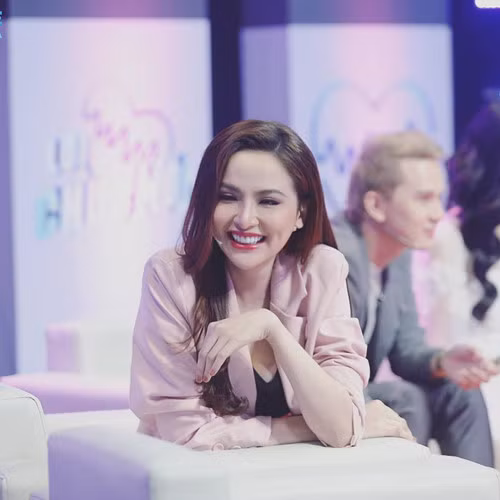 Sau cuộc hôn nhân đầu đổ vỡ trong tai tiếng, người đẹp sinh năm 1990 đang tận hưởng cuộc sống viên mãn bên người chồng thứ hai và con trai.