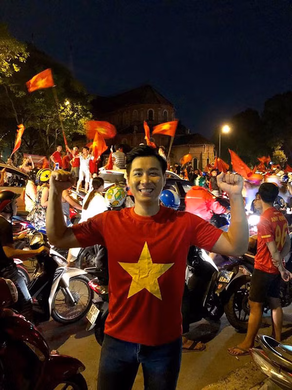 MC Nguyên Khang bày tỏ cảm xúc: "Tiến Linh ơi, em quá xuất sắc. Một pha sút bóng đẳng cấp đã giúp Việt Nam vươn lên bảng xếp hạng. Cám ơn thầy Park và các cầu thủ sao vàng mạnh mẽ. Tôi yêu tất cả các bạn". Ảnh: FBNV.