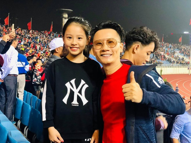 Tới sân cổ vũ, Hoàng Bách viết trên trang cá nhân: "Không bao giờ dừng bước nhé các bạn".