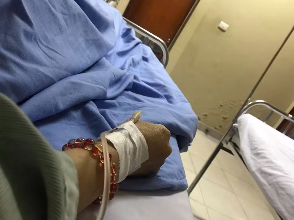 Dù đang sốt phải nằm viện truyền dịch nhưng trước chiến thắng của tuyển Việt Nam trên sân nhà, "mẹ chồng" Lan Hương vẫn tỏ ra phấn khởi và không mắng mỏ ông xã là nghệ sĩ Đỗ Kỷ vì "cái tội" bỏ bê vợ ốm để đi xem bóng đá.