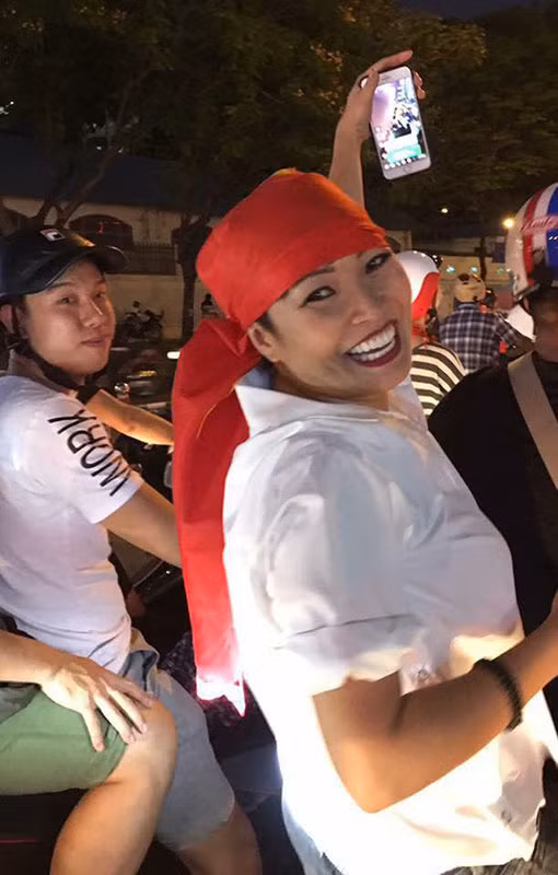 Ca sĩ Phương Thanh đi "bão" cùng bạn bè.