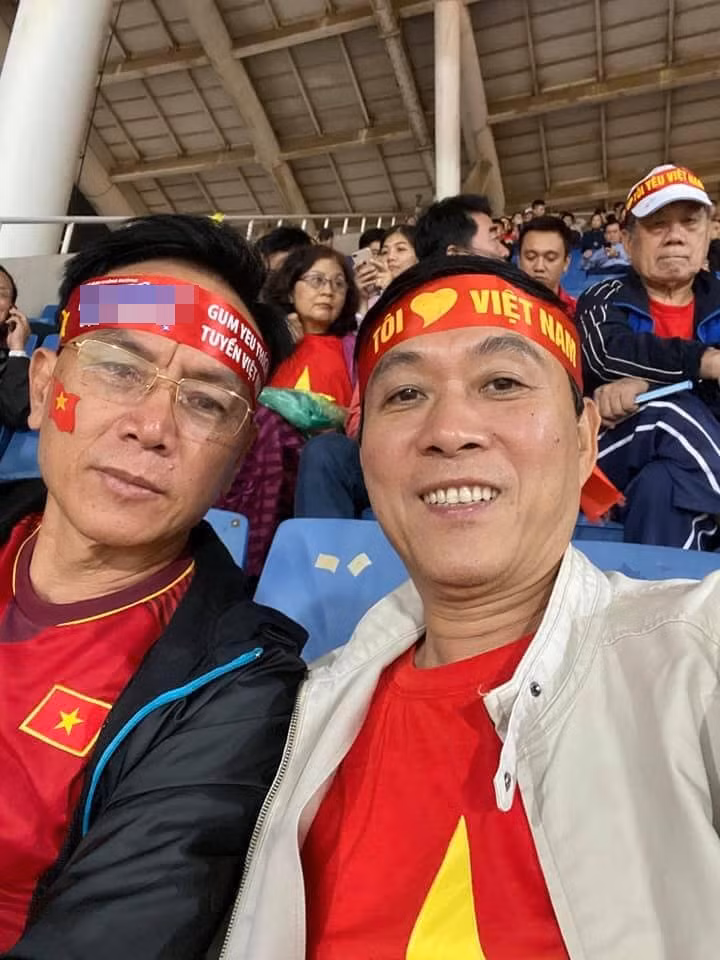 Nữ diễn viên "Sống chung với mẹ chồng" đăng ảnh ông xã đi xem bóng đá và không quên nhắn nhủ: "Thôi chả mắng trận này đâu! Trận này hay mà".