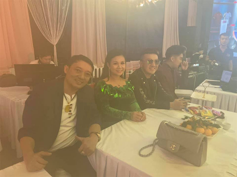 Danh hài Chiến Thắng tận hưởng trận cầu ngay tại một show đám cưới vào tối qua.