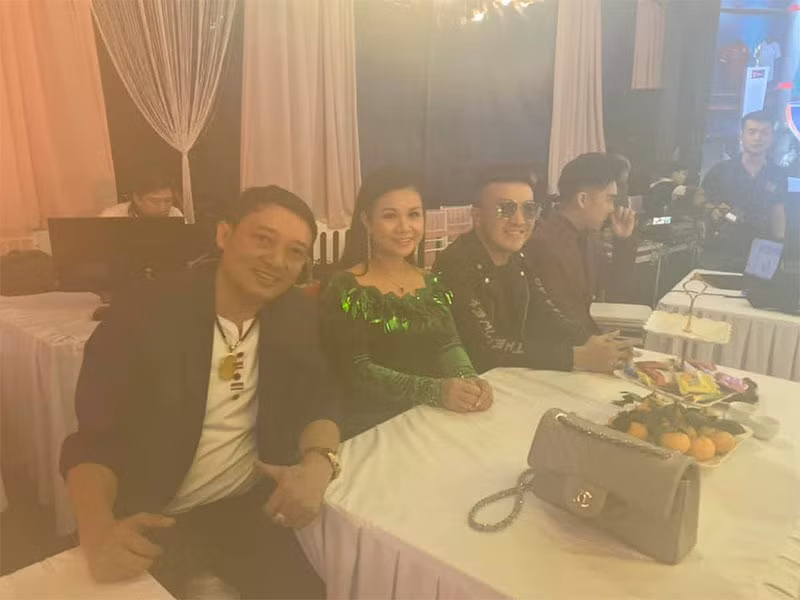 Danh hài Chiến Thắng tận hưởng trận cầu ngay tại một show đám cưới vào tối qua.