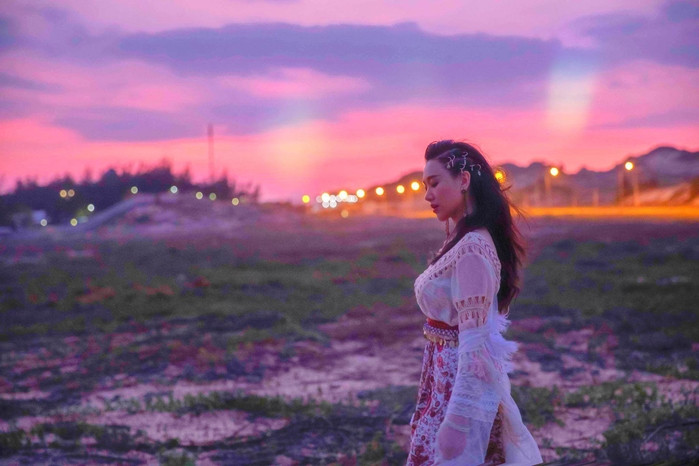 Chẳng cần hở bạo nhưng ở góc chụp nghiêng này, Hari Won vẫn khoe được "vũ khí bí mật" khiến nhiều người phải trầm trồ.