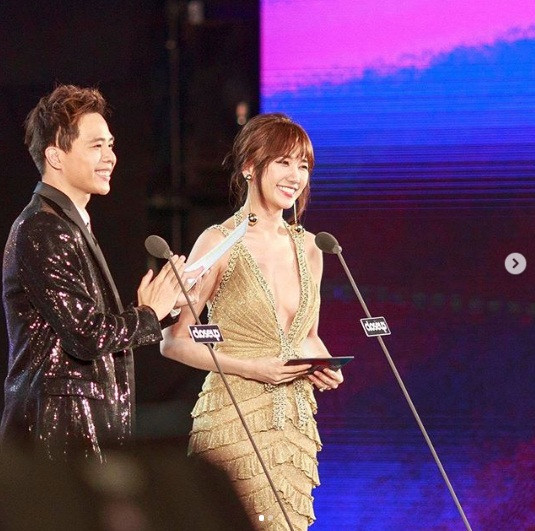 Đó cũng chính là lý do khiến nữ ca sĩ tự tin diện những trang phục cổ khoét sâu như thế này!