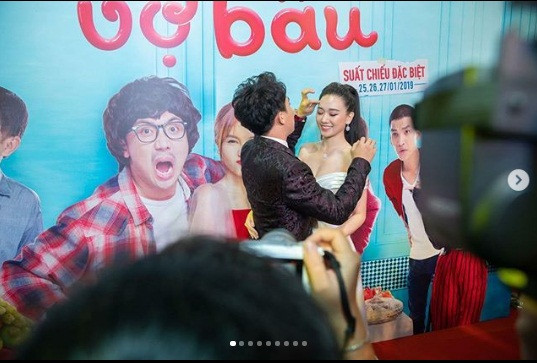 Diện những bộ cánh đẹp lộng lẫy, gợi cảm kiêu sa liên tục "công phá" thảm đỏ showbiz thời gian gần đây, giọng ca "Em cứ đi đi" khiến không chỉ Trấn Thành mà các fan của cô cũng phải mê mẩn.