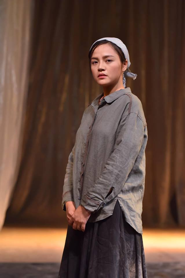 Chia sẻ là thế nhưng trong một trong một bài phỏng vấn trên Zing gần đây, nữ diễn viên sinh năm 1988 cho biết: "Nhìn tôi, mọi người nghĩ rất đắt show, nhiều tiền, nhưng thực ra, tôi vẫn diễn những suất cho thiếu nhi tại Nhà hát Tuổi trẻ với cát-xê 200.000 đồng. Nghĩa là, tôi không quên những công việc nhỏ, dù có thể không mang lại lợi ích kinh tế lớn".