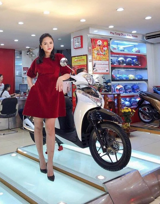 Trên trang cá nhân mới đây, Thu Quỳnh còn nhờ mọi người tư vấn chọn kiểu dáng dòng xe máy dòng đắt tiền vì nữ diễn viên "đang tính đổi xe máy mới vì đường phố những ngày giáp Tết đông như "Quân Nguyên", cảm thấy đi xe máy sẽ tiện lợi và nhanh hơn rất nhiều".