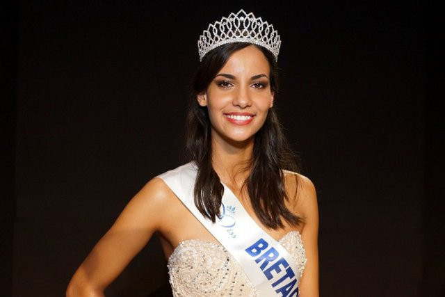 Không chỉ lên án, dư luận cho rằng những mỹ nhân Việt có hành động gây phản cảm như người mẫu Trần Mai Hương hay Á hậu Thư Dung... cần phải bị xử lý nghiêm để "làm gương". Thế giới từng xử lý "gây choáng" với những trường hợp như của các người đẹp này. Hoa hậu vùng Bretagne (Pháp) - Eugénie Journée từng bị tước danh hiệu và mất cơ hội dự thi Hoa hậu Pháp năm 2015 sau khi đăng ảnh chụp bán khỏa thân lên mạng xã hội. Ảnh: Instagram.