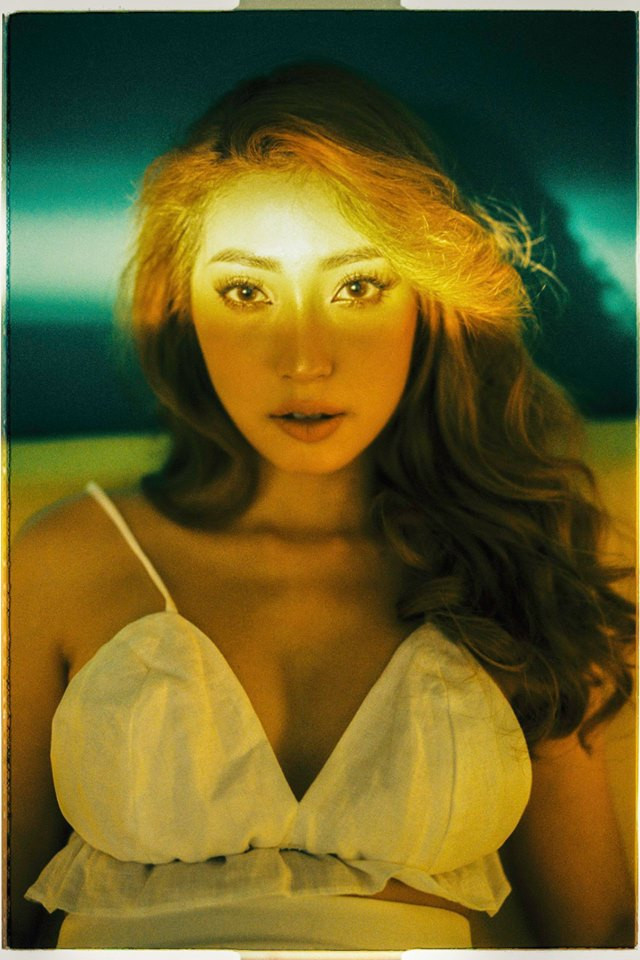 Khổng Tú Quỳnh cũng đang dần thay đổi hình tượng từ một "cô bé dâu tây" dễ thương, đằm thắm thành biểu tượng gợi cảm.