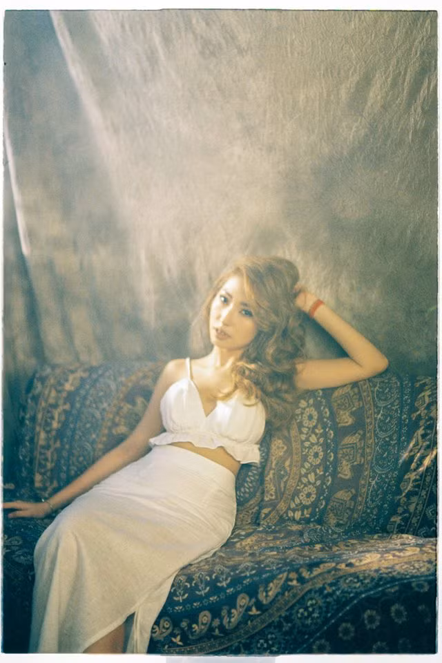 Cô từng bộc bạch, sau gần 10 năm đi hát, cô muốn chứng minh cho gia đình thấy mình vẫn có thể đứng vững trong nghề, tự phát triển và đi trên con đường riêng mà không cần dựa dẫm vào ai.