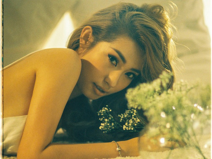 Cô được nhận xét là ngày càng bạo dạn hơn, dám diện những bộ cánh sexy khoe đường cong nóng bỏng "chết người".