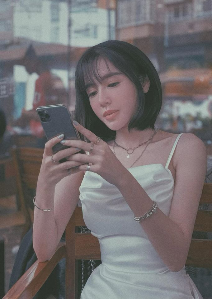 Từng không ít lần bị nghi phẫu thuật thẩm mỹ, thậm chí còn bị cho là lạm dụng "dao kéo", thế nhưng hot girl Sài thành đời đầu luôn có cách đáp trả đanh thép.