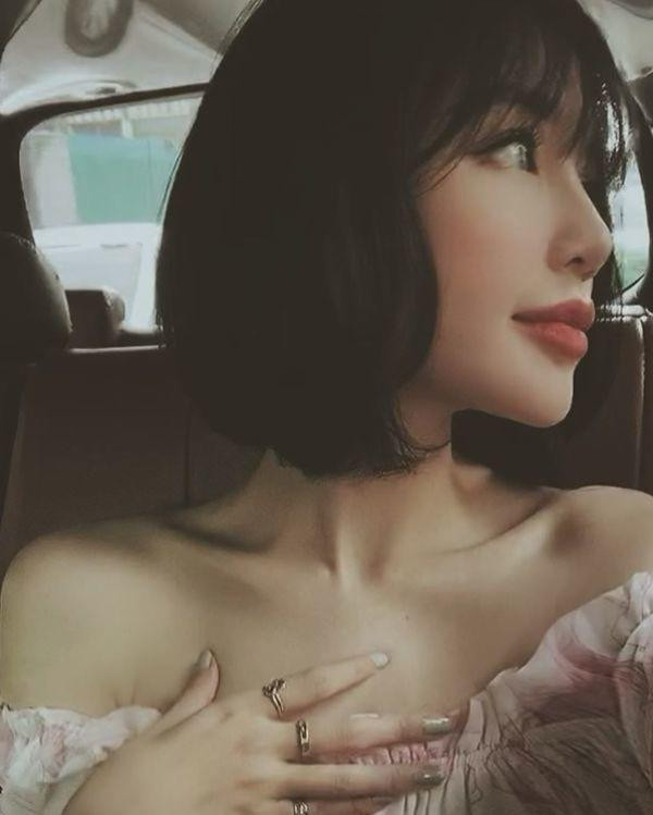 Elly Trần từng giải thích cho sự thay đổi trên gương mặt của mình là do trang điểm.