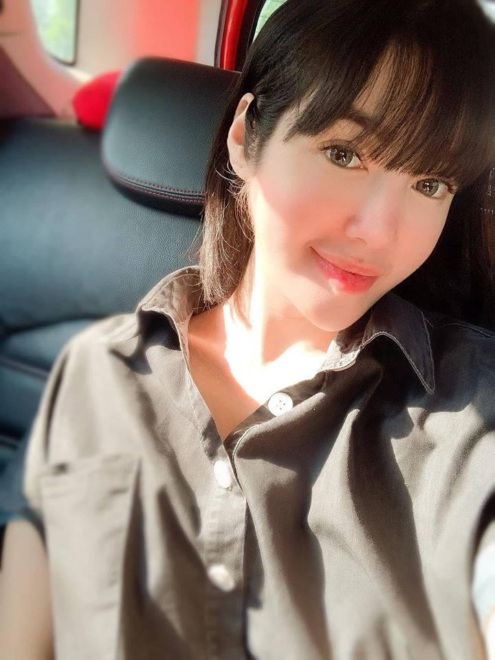 Người đẹp thường thử nghiệm những kiểu trang điểm khác nhau trên gương mặt.