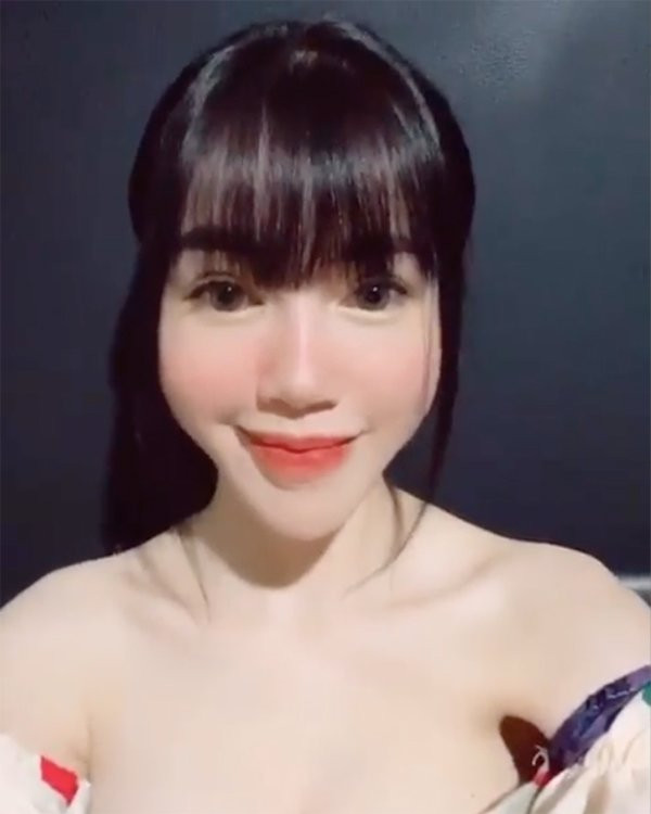 Bên cạnh những lời khen vì sự trẻ trung, nhí nhảnh của bà mẹ hai con, không ít cư dân mạng thẳng thừng ví von gương mặt Elly Trần cứng đờ như tượng sáp hay cằm dài như phù thủy.