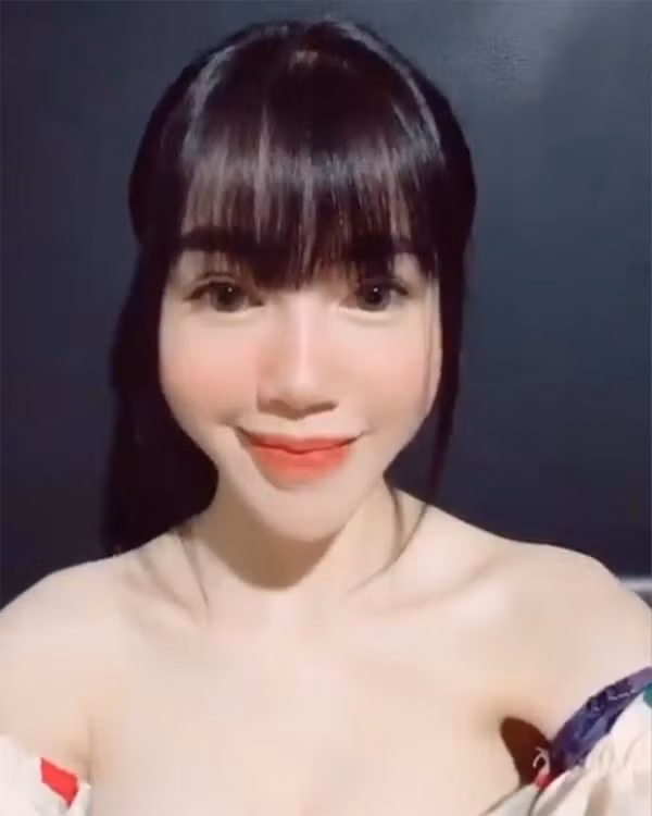 Bên cạnh những lời khen vì sự trẻ trung, nhí nhảnh của bà mẹ hai con, không ít cư dân mạng thẳng thừng ví von gương mặt Elly Trần cứng đờ như tượng sáp hay cằm dài như phù thủy.