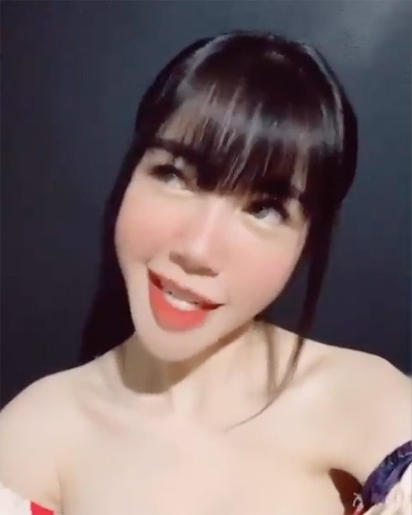 Mới đây, trong một đoạn video được Elly Trần đăng tải trên trang cá nhân, mỹ nhân sinh năm 1987 khiến dân tình hốt hoảng khi xuất hiện với chiếc cằm dài ngoằng có vẻ "chẳng liên quan" với gương mặt.