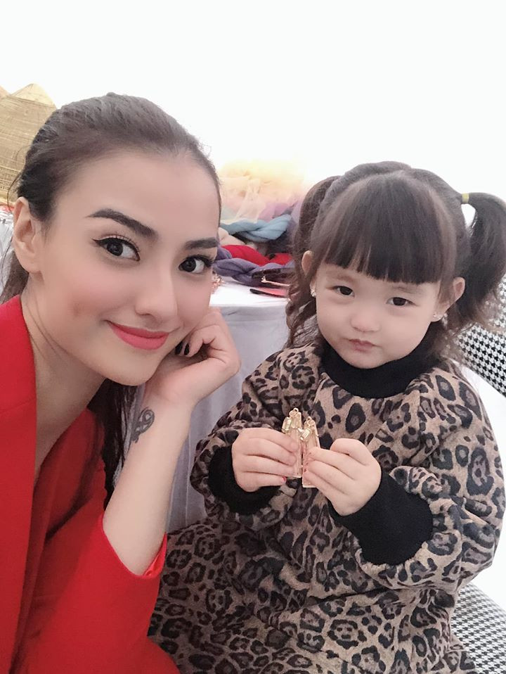 Dù không tiết lộ danh tính của bố con gái nhưng Hồng Quế cho biết không có ý định nối lại tình xưa sau nhiều năm "từ mặt". Từ năm qua, bạn trai cũ của Hồng Quế cũng đã bắt đầu chu cấp tiền nuôi con.