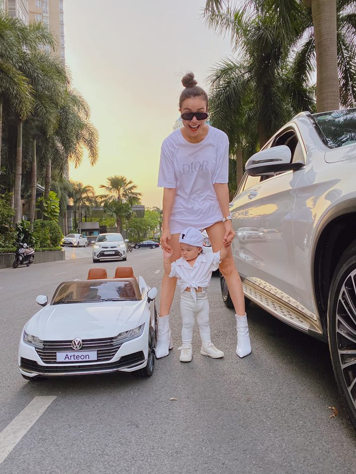 Là một trong những sao Việt bí mật sinh con, người đẹp sinh năm 1990 cho biết, cô giấu kín con suốt thời gian qua vì muốn "thiên thần nhỏ" tận hưởng cuộc sống bình yên nhất. Tuy vậy, mỹ nhân họ Trà lại lựa chọn không tiết lộ danh tính cha của con gái và cho biết cả hai đã hết tình cảm.