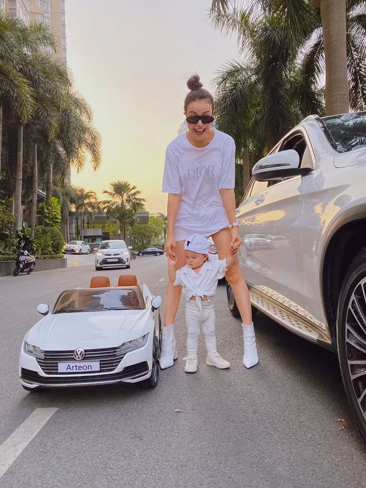 Là một trong những sao Việt bí mật sinh con, người đẹp sinh năm 1990 cho biết, cô giấu kín con suốt thời gian qua vì muốn "thiên thần nhỏ" tận hưởng cuộc sống bình yên nhất. Tuy vậy, mỹ nhân họ Trà lại lựa chọn không tiết lộ danh tính cha của con gái và cho biết cả hai đã hết tình cảm.