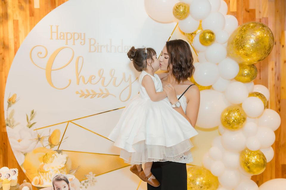 Ngày 12/10 vừa qua, người mẫu Hồng Quế tổ chức tiệc mừng con gái Cherry tròn 3 tuổi.