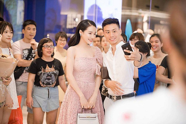 "Mỹ nhân ít sắm hàng hiệu nhất Vbiz" còn diện túi hàng hiệu Hermes khá đắt đỏ trong lần tái xuất này.