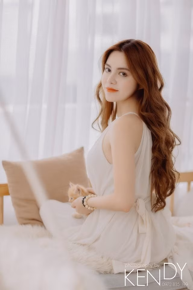 Lợi thế ngoại hình giúp cô nàng thu hút sự chú ý khi tham gia một số bộ phim như "Về nhà đi con", "Quỳnh Búp bê", "Mê cung",... dù chỉ đóng vai phụ.