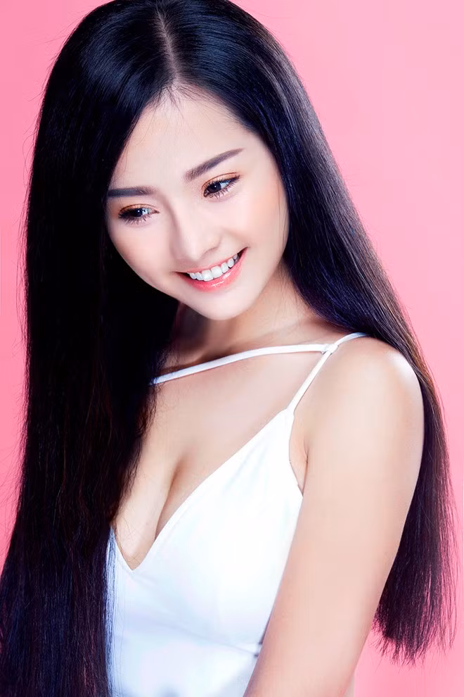 Xinh đẹp, gợi cảm là thế nhưng nữ diễn viên Khánh Hiền cũng không ngại hóa thân vào vai diễn bị đánh ghen gây ám ảnh nhất phim Việt. Ảnh: Bảo Lê.