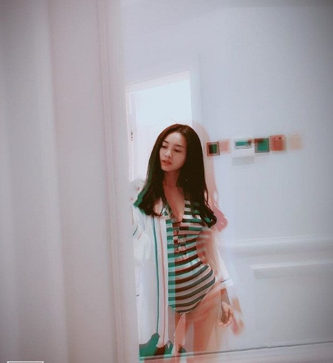 Không chỉ gợi cảm ngoài đời, Lan Ngọc còn "lột xác" táo bạo trong phim ảnh hay dự án âm nhạc mới đây của mình. Nữ diễn viên cũng không ngại tham gia những cảnh nóng với bạn diễn.