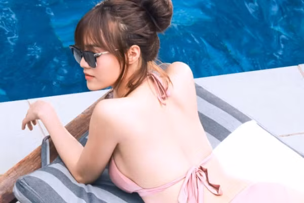 Bên cạnh một Lan Ngọc trung thành với hình tượng "bánh bèo", "xì tai" ngọt ngào, nữ diễn viên sinh năm 1990 ngày càng trở nên thoáng hơn khi diện những trang phục hở táo bạo.