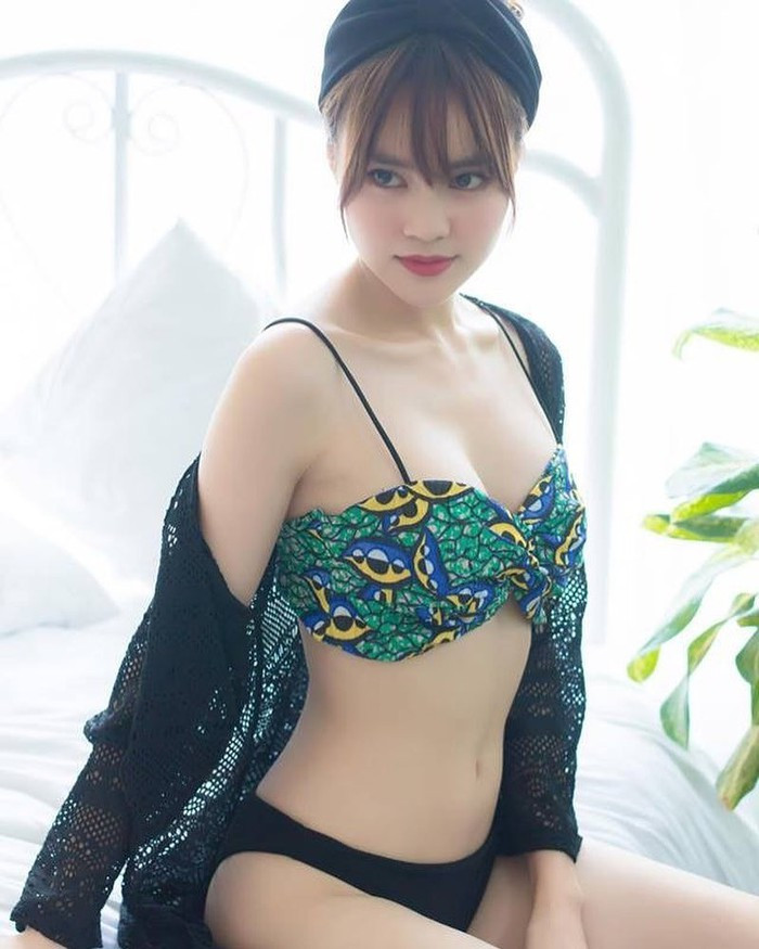 Nữ diễn viên thoải mái khoe ảnh bikini khoe đường cong nóng bỏng lên trang cá nhân.