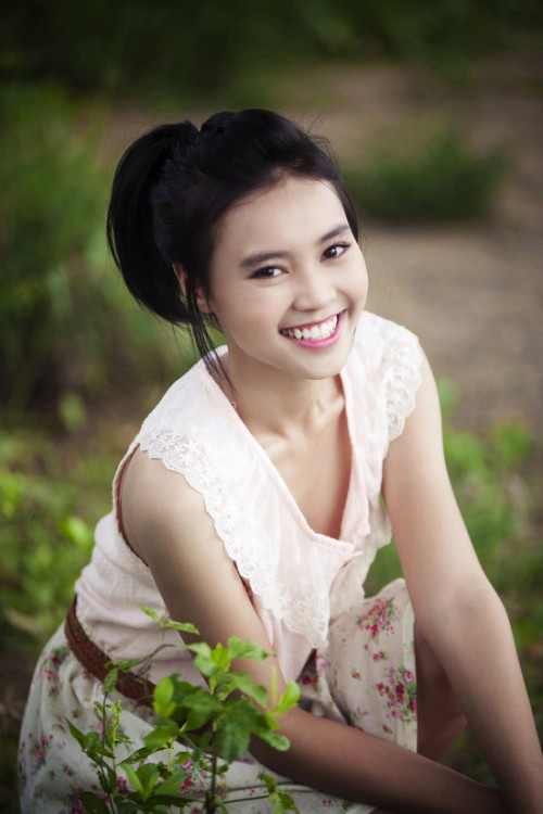 Gắn liền với hình ảnh "gái ngoan" mong manh, dễ thương nên phong cách của Lan Ngọc trước đây cũng khá nhẹ nhàng, và mộc mạc như chính những vai diễn của mình.