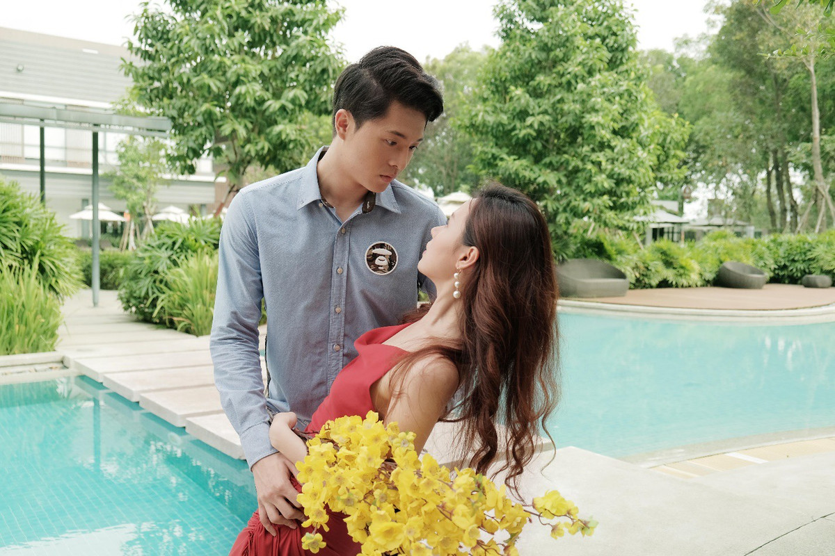 Hình ảnh hoa đào, hoa mai, văn hóa Tết hai miền Nam - Bắc được khắc họa rõ nét trong MV "Tết đến rồi" của cặp đôi Harry Lu - Midu.