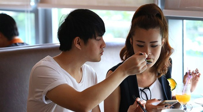 Giọng ca "Ta là của nhau" cũng từng hết ngợi khen Ông Cao Thắng là người bạn trai vô cùng tâm lý, luôn động viên hay khuyên nhủ cô mỗi lần cô mệt mỏi hay gặp rắc rối.