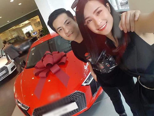 Không chỉ động viên tinh thần, Ông Cao Thắng còn khiến fan xuýt xoa bởi sự lãng mạn và "chịu chi" của mình. Anh từng mua tặng bạn gái chiếc xế sang có giá lên đến 13 tỷ đồng, cùng những món quà có giá trị khác. Ảnh: FBNV.