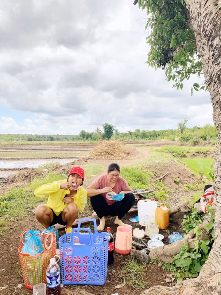 Khi biết được lý do H'hen Niê đi dép tổ ong cho thoải mái bởi ngón chân bị mưng mủ, sưng to do "chiến tích" sau thời gian cô tham gia ghi hình "Cuộc đua kỳ thú 2019", các fan không khỏi xót xa và lo lắng cho cô.