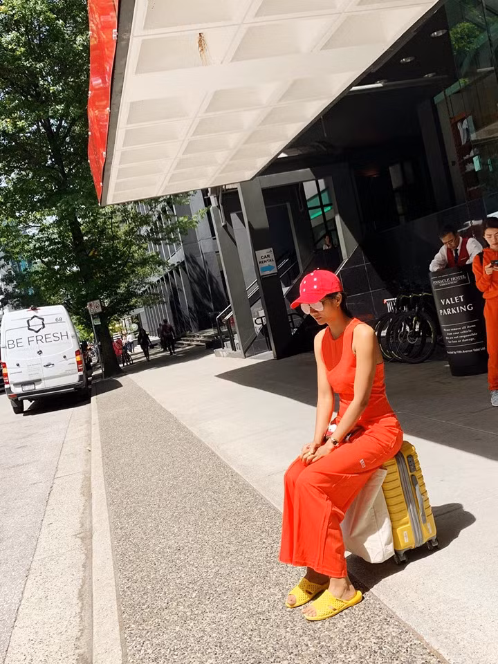 Sau ồn ào bị vợ cũ diễn viên Huy Khánh chê "quê mùa lôm côm" khi mang dép tổ ong đi Canada, Hoa hậu H'hen Niê được lòng thêm nhiều người hâm mộ khi có cách ứng xử khá nhẹ nhàng. Ảnh: FBNV.