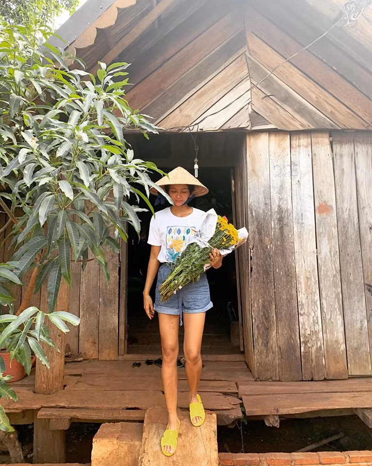 Dù gây nhiều tranh cãi với những lời khen chê về phong cách giản dị của mình nhưng Hoa hậu Hoàn vũ Việt Nam 2017 vẫn trung thành với đôi dép tổ ong màu vàng chói lọi và mang đi muôn nơi.