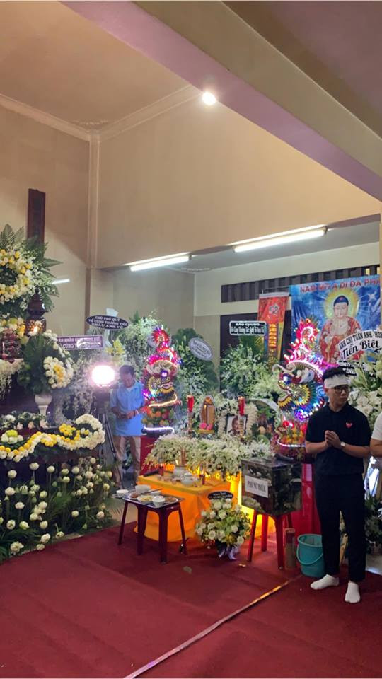 Linh cữu của nghệ sĩ Anh Vũ đã được đưa đến chùa Ấn Quang trước niềm tiếc thương của những người yêu mến anh, gia đình, người thân và rất nhiều nghệ sĩ.