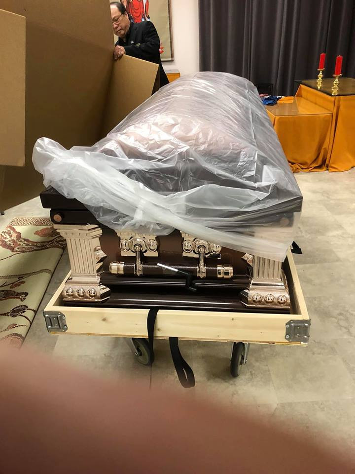 Linh cữu cố danh hài được bọc cẩn thận trước khi đưa về nước.