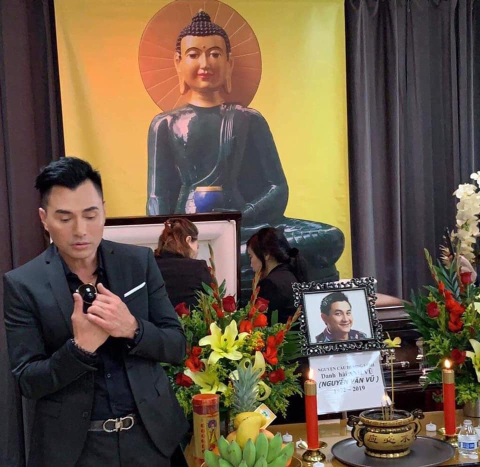 Về tin đồn cái chết của Anh Vũ là do lạm dụng thuốc ngủ vì ế show, người bạn thân của nam nghệ sĩ thẳng thắn phản bác rằng, Anh Vũ vẫn đi show bên Mỹ đều đều, vẫn có show diễn đàng hoàng. "Mọi người theo dõi cũng biết Anh Vũ diễn tối chủ nhật, sáng thứ hai thì mất. Xin các bạn đính chính giúp!”, nam ca sĩ chia sẻ với báo chí.