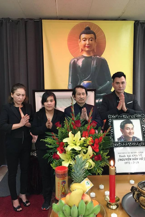 Nam ca sĩ giải thích, đêm đó hai người còn ngồi nói chuyện với nhau. Thậm chí 4h sáng, Anh Vũ còn dậy đi tìm đồ ăn. Ảnh: FBNV.